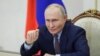En esta fotografía de grupo distribuida por la agencia estatal rusa Sputnik, el presidente de Rusia, Vladimir Putin, mantiene una reunión por videoconferencia el 3 de octubre de 2024.