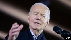 美国总统拜登2023年12月20日在密尔沃基的威斯康星州黑人商会上谈论他的经济议程。（美联社照片）