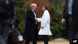 El presidente Donald Trump se despide del médico de la Casa Blanca doctor Ronny Jackson antes de subir a su helicóptero oficial Marine One, luego de someterse a su primer exámen físico como mandatario en el hospital militar Walter Reed National en Bethesda, Maryland. Enero 12, 2018.