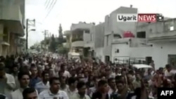 Gần nửa triệu người Syria chen chúc đi biểu tình trên các đường phố ở Hama, 8/7/2011