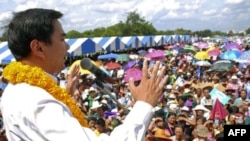 Thủ tướng Thái Lan Abhisit Vejjajiva trong cuộc vận động bầu cử ở tỉnh Petchabun