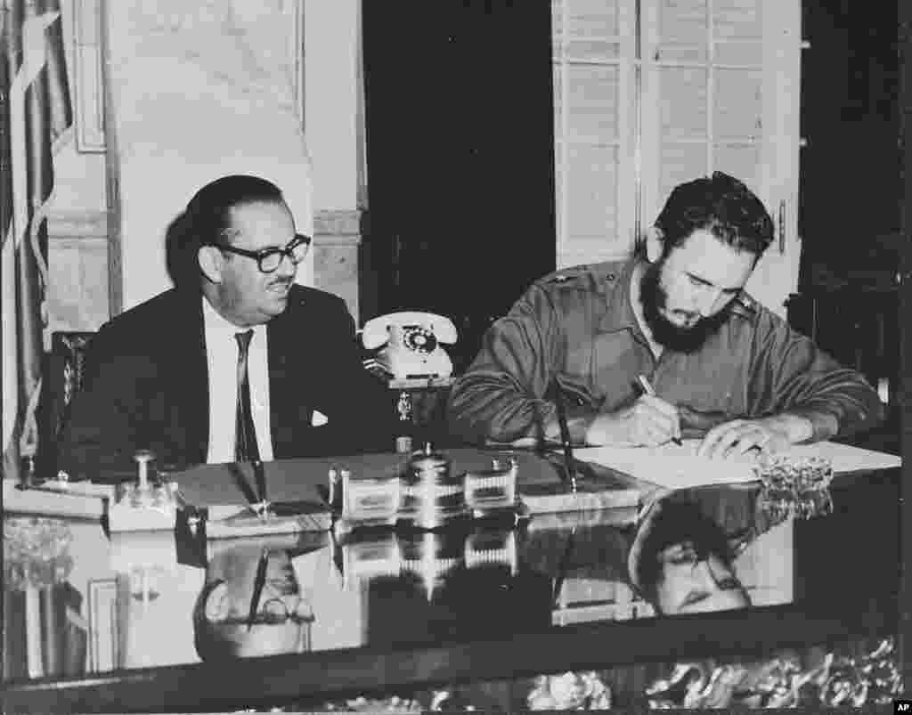 Thủ tướng Cuba Fidel Castro ký nghị định quốc hữu hóa những ngân hàng do người Mỹ sở hữu ở Cuba, ngày 17 tháng 9 năm 1960. 