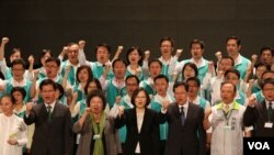 蔡英文和县市长，立委参选人 （美国之音杨明拍摄）
