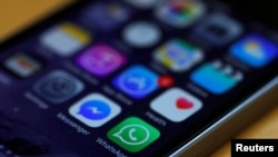A los grupos de vigilancia les preocupa que los agentes de Aduanas y Protección Fronteriza de EE. UU. estén buscando en los teléfonos y otros dispositivos digitales de viajeros internacionales en los puestos de control fronterizo en los aeropuertos de los EE. UU.