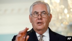 美国国务卿蒂勒森在华盛顿就卡塔尔问题发表讲话。