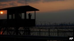지난 2011년 12월 한국 군 병사가 북한과 근접한 한강 인근에서 경계 근무를 서고 있다. (자료사진)