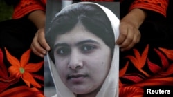 Hình nữ sinh 14 tuổi người Pakistan Malala Yousufzai trong một cuộc biểu tình ở Lahore