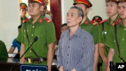 Ông Lê Đình Lượng tại phiên tòa ở Nghệ An ngày 16/8/2018.