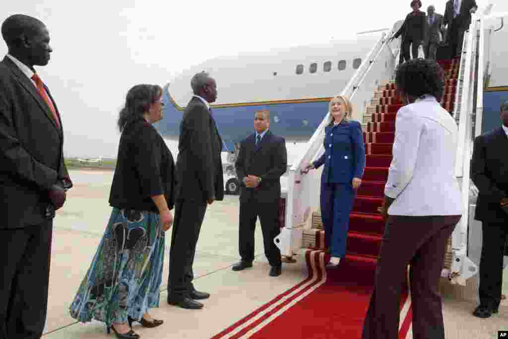 Đại sứ Mỹ ở Nam Sudan, Susan Page (thứ hai từ trái sang), và Bộ trưởng Ngoại giao Nam Sudan, Nhial Deng Nhial, đón Ngoại trưởng Hillary Rodham Clinton tại sân bay quốc tế Juba trong chuyến công du đầu tiên của b&agra