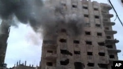 Khói bốc lên sau vụ pháo kích ở thành phố Homs, ngày thứ bảy 14/4/2012