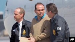 El paramilitar colombiano Salvatore Mancuso es escoltado por agentes de la DEA en Opa-locka, Florida, el 13 de mayo de 2008. El Senador republicano Marco Rubio pidió a la administración Biden en agosto de 2023 que rechazara la solicitud de Colombia de extraditar a Mancuso.