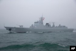 中国海军052D型贵阳号导弹驱逐舰在青岛附近参加海军演练。（2019年4月23日）