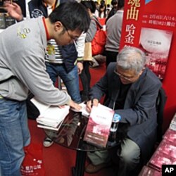 哈金为读者签名