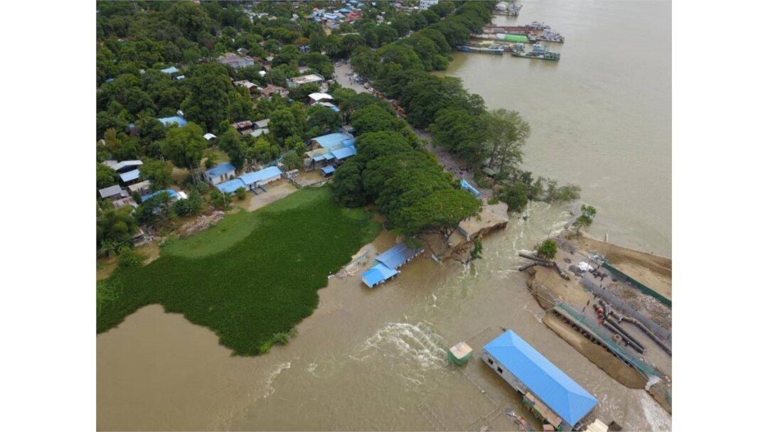 မန္တလေးတိုင်း အမရပူရမြို့ ရွှေဂဲ ရေထိန်းတံခါး ကျိုးပေါက်ပြီး ဧရာဝတီမြစ်ရေ စီးဆင်းဝင်တဲ့ မြင်ကွင်း။ (ဓာတ်ပုံ - Myanmar Fire Services Department (MDY) - ဇူလိုင် ၂၀၊ ၂၀၂၀)