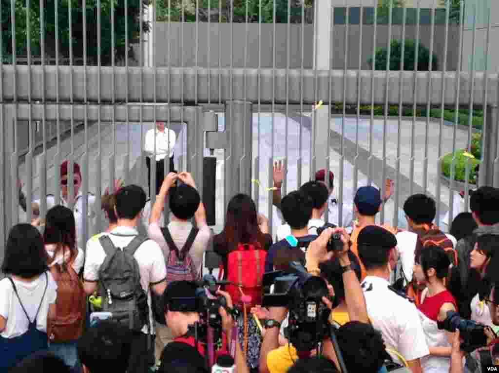 香港学联大专界罢课星期三继续在添马公园举行(美国之音图片/海彦拍摄)