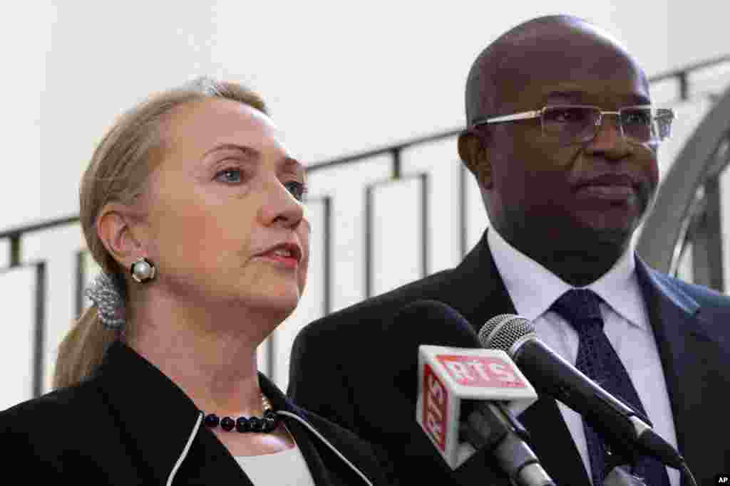 Bà Clinton, đứng cạnh là Tổng thống Senegal Macky Sall, phát biểu tại Dinh Tổng thống ở Dakar, 1 tháng 8, 2012.