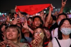 Fanáticos en la presentación de una banda de rock en el Strawberry Music Festival durante las vacaciones del Día del Trabajo en Wuhan, provincia de Hubei, China, el 1 de mayo de 2021.