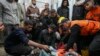 Palestinos lloran sobre los cuerpos de trabajadores de defensa civil víctimas de un bombardeo israelí en el campo de Nuseirat, en el hospital Mártires de al-Aqsa en en Deir al-Balah, en el centro de la Franja de Gaza, el domingo 16 de diciembre de 2024.