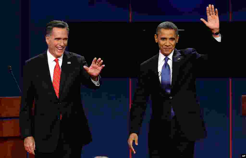 Ứng cử viên tổng thống của đảng Cộng hòa Mitt Romney và Tổng thống Barack Obama vẫy chào sau cuộc tranh luận tổng thống đầu tiên ở Denver, Colorado, ngày 3/10/2012.