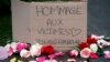 Un cartel que dice "Homenaje a las víctimas. Soy Estrasburgo" y flores recuerdan a las víctimas del reciente ataque en mercado de Estrasburgo, al este de Francia, el miércoles 12 de diciembre de 2018. 