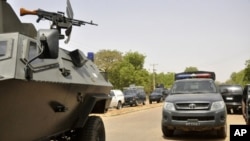 Binh sĩ chính phủ Nigeria tuần tra bên ngoài trường Đại học Bayero.