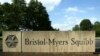En esta fotografía de archivo del 15 de junio de 2005, un cartel se encuentra frente a un edificio de Bristol-Myers Squibb en Lawrence Township, Nueva Jersey, EE. UU.