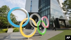 矗立在东京街头的奥运会徽标。（2021年6月7日）