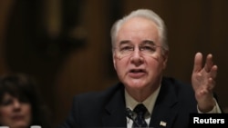 Dân biểu bang Georgia Tom Price trong một phiên điều trần chuẩn thuận của Thượng viện cho chức vụ Bộ trưởng Y tế và Dịch vụ Con người, ngày 24 tháng 1, 2017. 