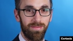 Laurence Chandy, director de investigación de datos y política de UNICEF, dice que el internet signifcia muchos riesgos para los niños.