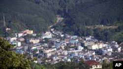 ကချင်လွတ်မြောက်ရေးတပ်မတော် (KIA) အခြေဆိုက်ရာ ကချင်ပြည်နယ် လိုင်ဇာမြို့ကို တွေ့ရစဉ် (အောက်တိုဘာ ၃၁၊ ၂၀၁၃)
