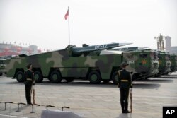 中国军车载着DF-17东风高超音速弹道导弹参加中国国庆70周年典礼。（2019年10月1日）