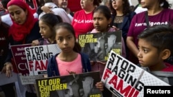 Niños en una protesta frente a una corte en Los Ángeles, el 26 de junio del 2018