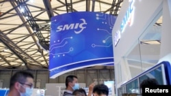资料照片：观众在上海参观中国国际半导体博览会的中芯国际的展台。（2020年10月14日）