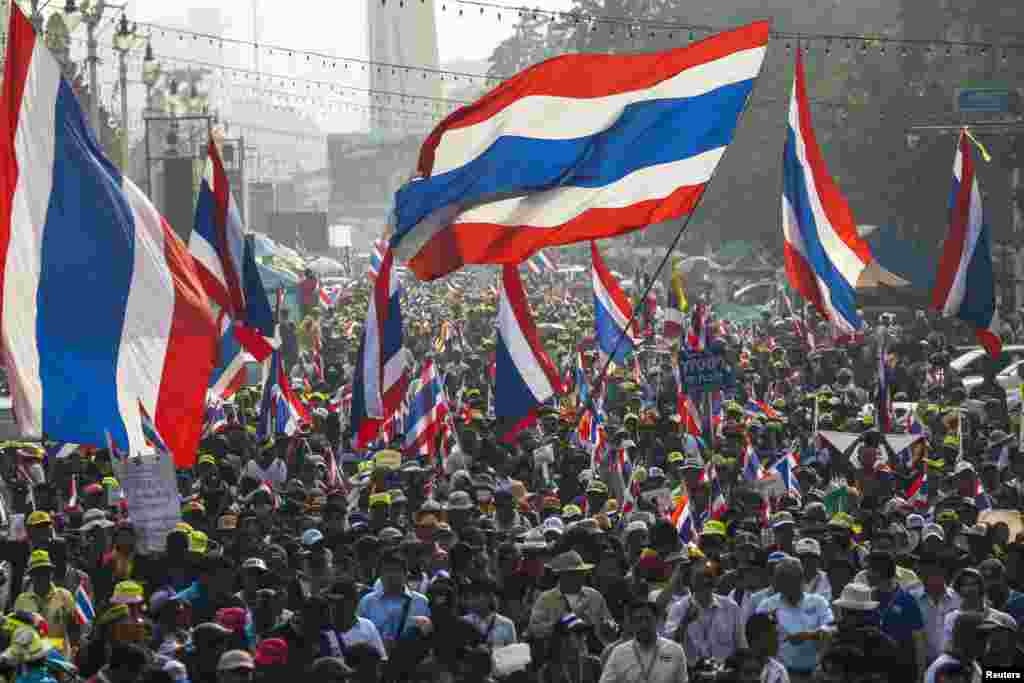 Anti-government protesters march during a rally in central Bangkok,Thailand, Jan. 7, 2014.