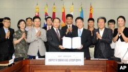 한국 국방부와 질병관리본부는 지난 28일 서울 국방부 청사에서 생물학전 및 생물테러 등 생물학적 위협에 신속하고 효과적으로 대응하기 위한 업무 협약을 체결했다.