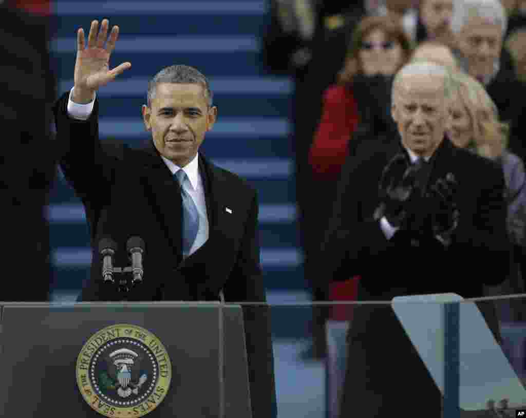 Tổng thống Barack Obama vẫy chào sau bài phát biểu trong lễ nhậm chức tại trụ sở Quốc hội Hoa Kỳ, ngày 21/1/2013. 