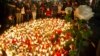 Personas en Gdanks, encienden velas en honor del popular alcalde de la ciudad, Pawel Adamowicks, quien murió el lunes 14 de enero de 2019, tras ser apuñalado por un exconvicto durante un evento caritativo la noche anterior.