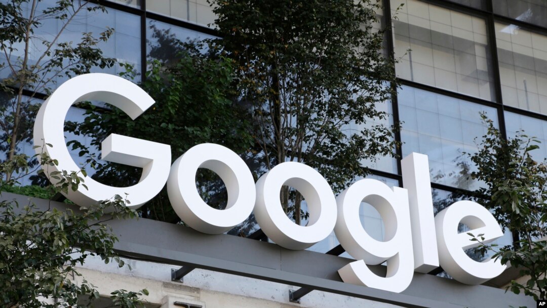 En esta imagen de archivo, el logo de Google en la entrada de las nuevas oficinas de la compañía en Nueva York, el 6 de septiembre de 2023.