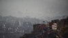 ARCHIVO - Los edificios están envueltos en humo provocado por los incendios forestales en el este del país, en La Paz, Bolivia el 22 de agosto de 2024.