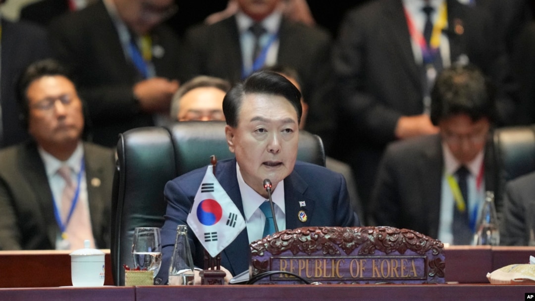 2024年10 月10日南韓總統尹錫悅在老撾萬象舉行的東協與中日韓峰會上致詞。