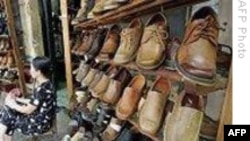 Một chiếc thuyền chở vật phẩm cứu trợ giữa lúc mây mùa mưa vần vũ chung quanh làng bị lụt Gagalmari, tại bang Assam, ngày 2 tháng 7 năm 2012