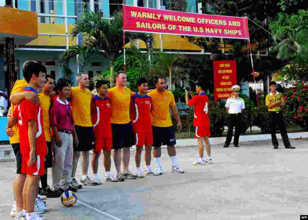 Đà Nẵng, Việt Nam (16/7/2011) Các thủy thủ từ các khu trục hạm USS Prebe (DDG 88) trang bị với phi đạn hướng dẫn và USS Chung Hoon (DDG 93) đứng chụp hình sau một trận đấu bóng rổ với thành viên của Hải quân Nhân Dân Việt Nam trong một sinh hoạt thể thao