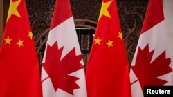 加拿大军方表示，在北极海域发现中国的监视浮标。图为加拿大总理特鲁多和中国国家主席习近平2017年12月5日在北京钓鱼台国宾馆举行会晤前树立起的两国国旗。