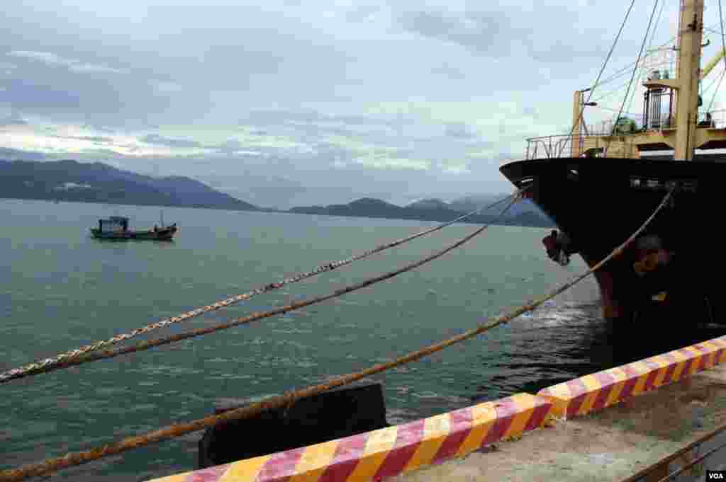 Tàu đánh cá đi trong cảng Cam Ranh. (D. Schearf/VOA)