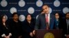 El fiscal general estatal de Washington, Nick Brown, habla durante una conferencia de prensa para unirse a una demanda federal para impugnar la orden ejecutiva del presidente Donald Trump de poner fin a la ciudadanía por nacimiento, el 21 de enero de 2025 en Seattle.