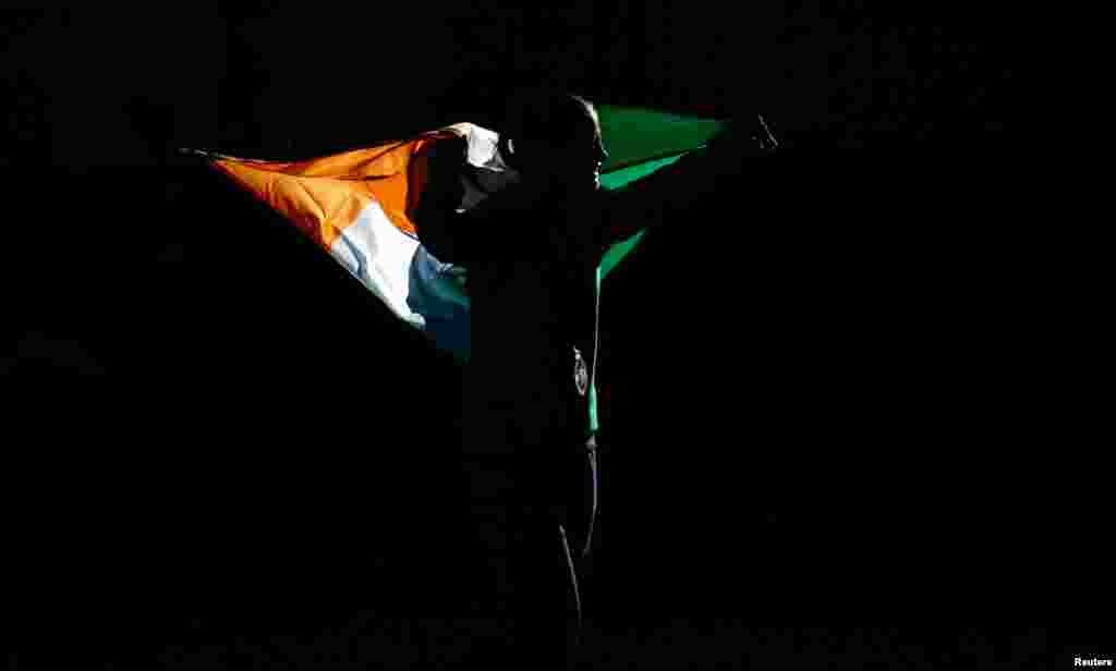 Katie Taylor của Ireland, huy chương vàng môn quyền anh nữ 60 cân trương cờ của nước cô khi lên nhận huy chương. 9/8/2012. REUTERS/Damir Sagolj