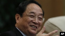 余正声在会上发表讲话