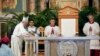 El papa Francisco consagra el altar mayor y lo cubre con aceite santo durante una misa en la catedral-basílica Santa María La Antigua, en Ciudad de Panamá, con los sacerdotes y las monjas del país, el sábado.