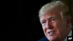 El presidente Donald Trump habla a los reporteros luego de su teleconferencia con tropas de su propiedad de Mar-a-Lago en Palm Beach, Florida, el jueves 22 de noviembre de 2018.