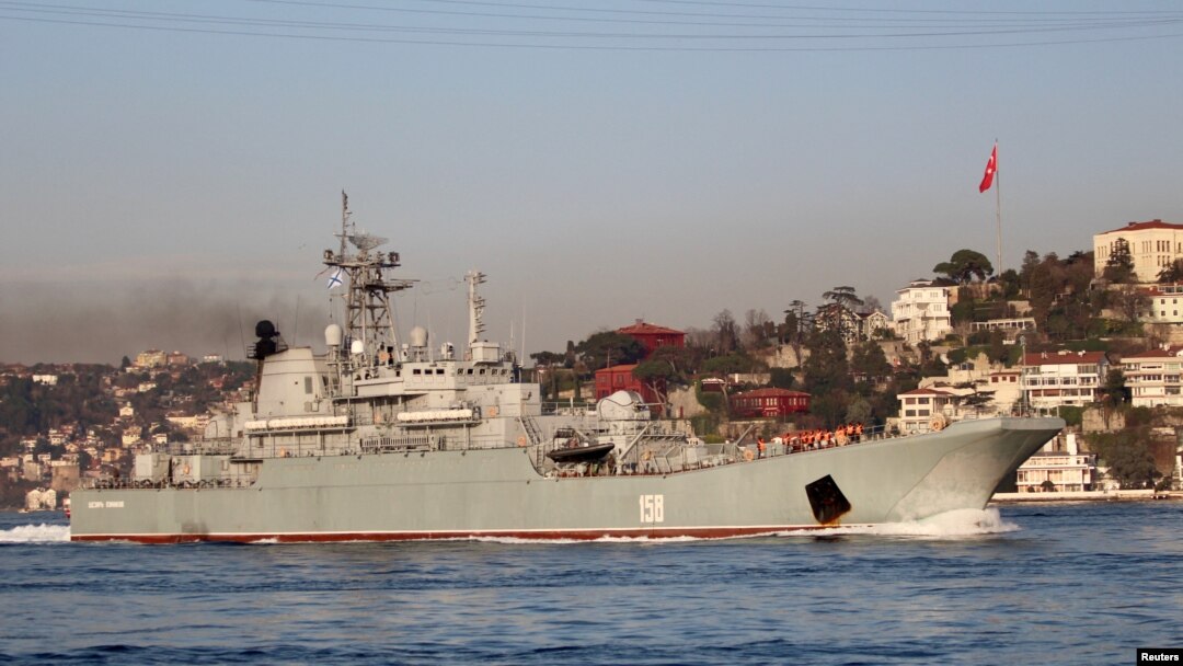 Arhiva - Ruski veliki desantni brod Cezar Kunikov plovi Bosforom, na putu ka Sredozemnom moru, u Istanbulu, Turska, 4. marta 2020. Ukrjinska vojska tvrdi da je brod potopila 14. februara 2023.
